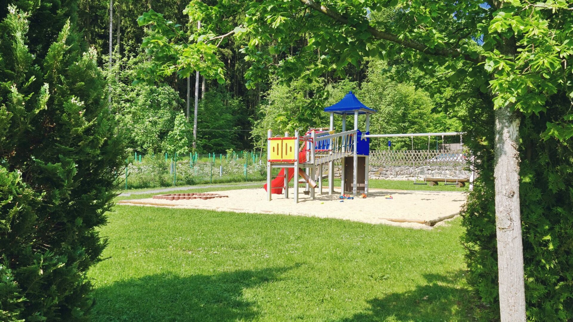 Spielplatz mit Klettergerüst auf dem Campingplatz Paulfeld