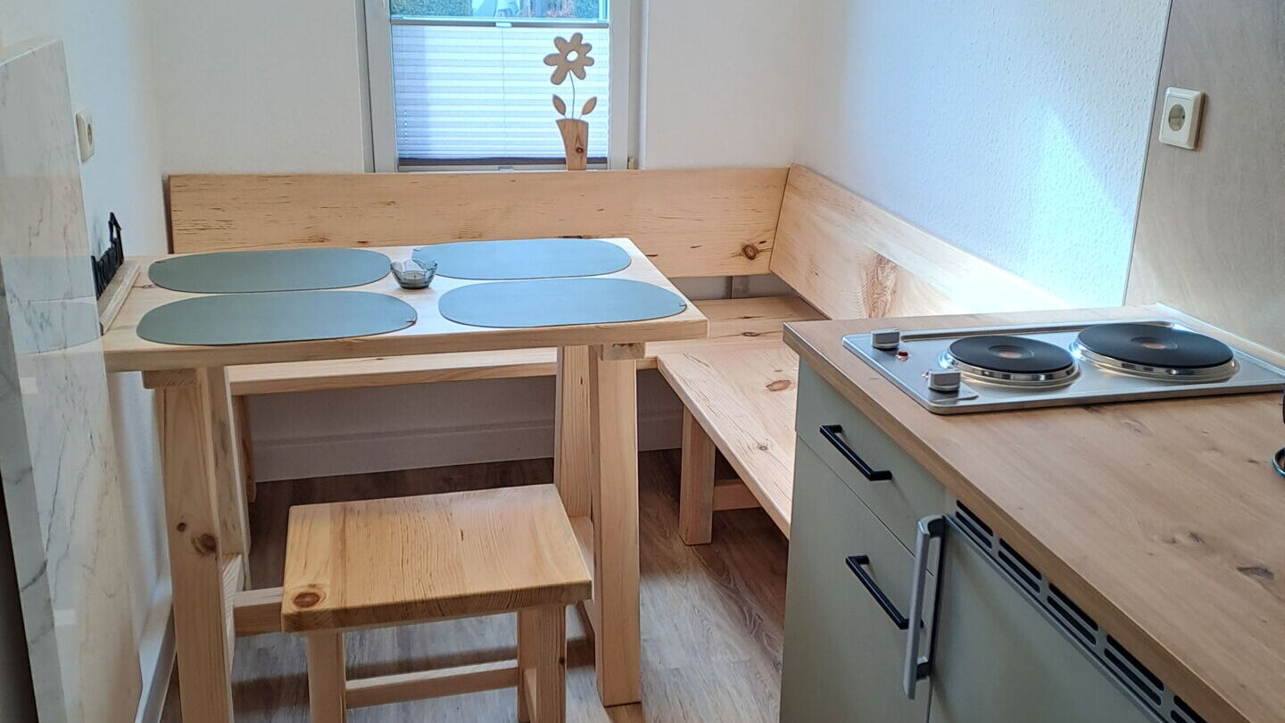 voll ausgestattete Küche mit Sitzecke