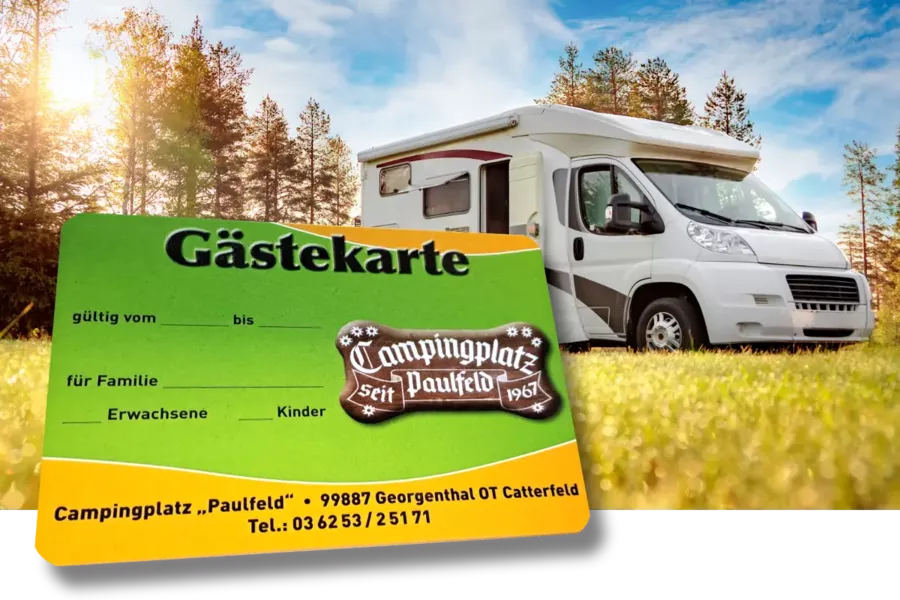 Gästekarte und Camper auf einer Wiese