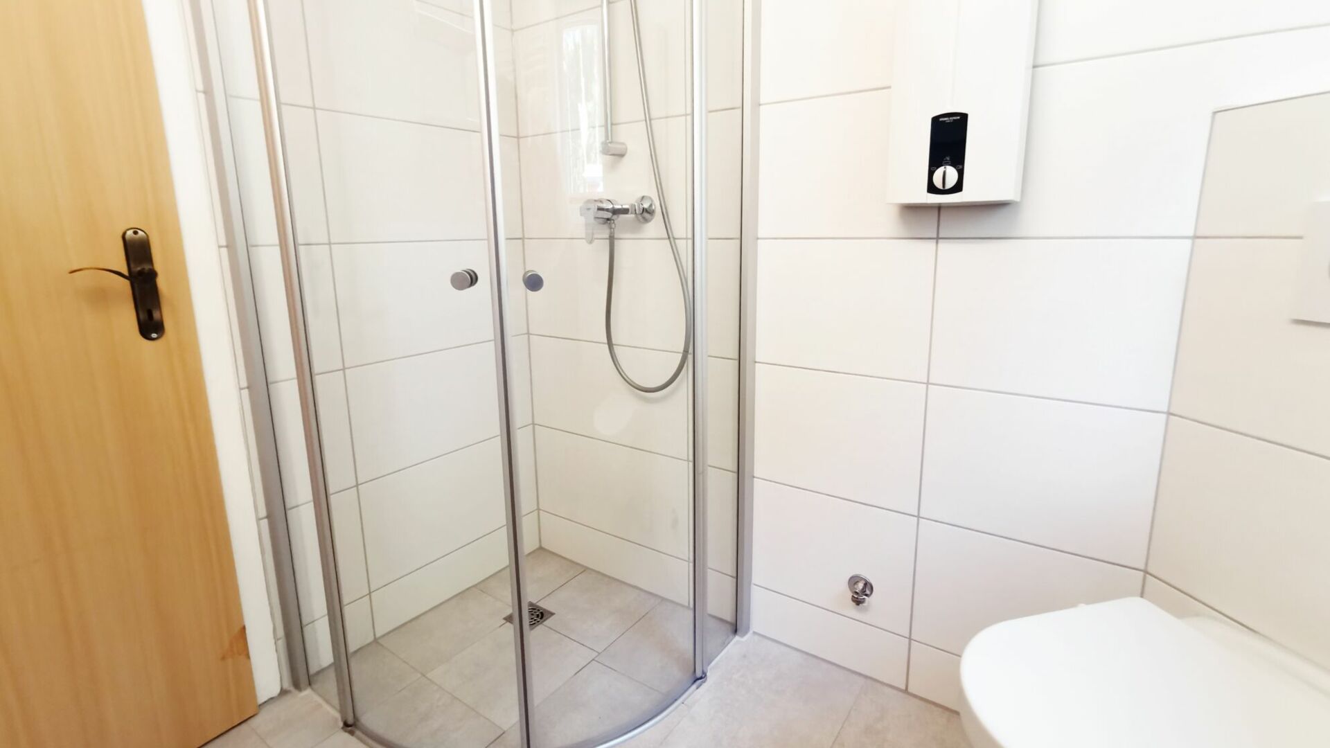 Duschen und WC im Bungalow