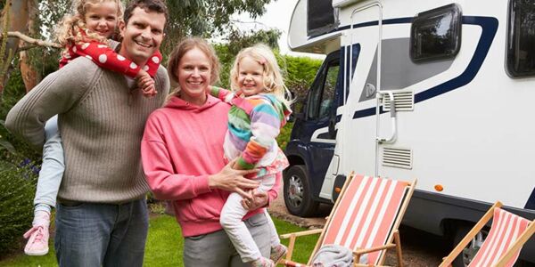 Familie mit Camper
